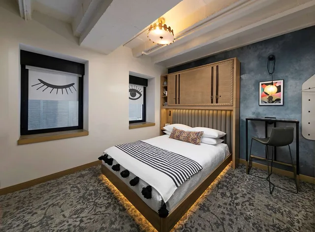 Skyline, Urban, King Bed, City View، The Wayfarer Downtown LA Tapestry Collection by Hilton 2/5