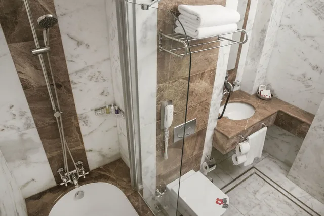 غرفة كومفورت ركنية بسرير كوين، Corinne Hotel 4/9