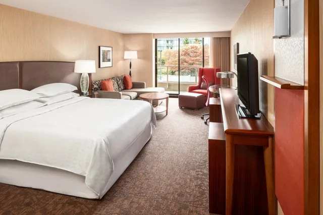 جناح جونيور بسرير كينج بشرفة، SHERATON VANCOUVER AIRPORT HOTEL 1/5