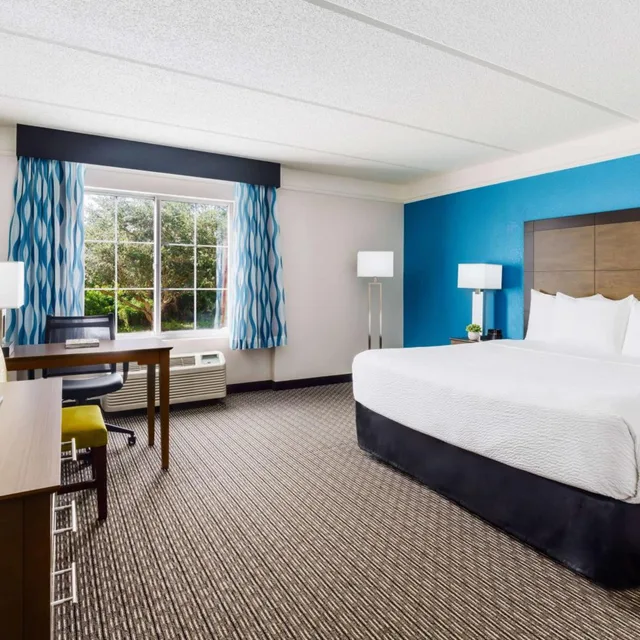 غرفة بسرير كينج بحوض استحمام لذوي الإعاقة، La Quinta Inn & Suites by Wyndham Tampa Brandon Regency Park 1/6
