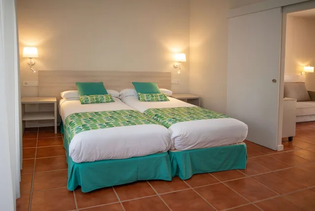 غرفة قياسية بشرفة مفردة بسريرين منفصلين مع أريكة، Hotel Montepiedra 2/8