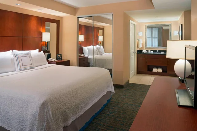 Suite, Queen Bed, Residence Inn by Marriott Toronto Downtown/Entertainment District 1/3