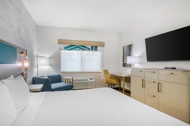 غرفة قياسية بسرير كينج يُسمح فيها بالحيوانات الأليفة، Best Western Northwest Lodge 7/10