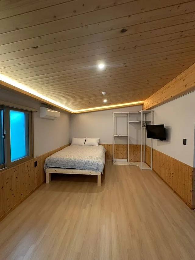 جناح ديلوكس بسرير كوين وسرير بطابقين، R Guesthouse 2/3