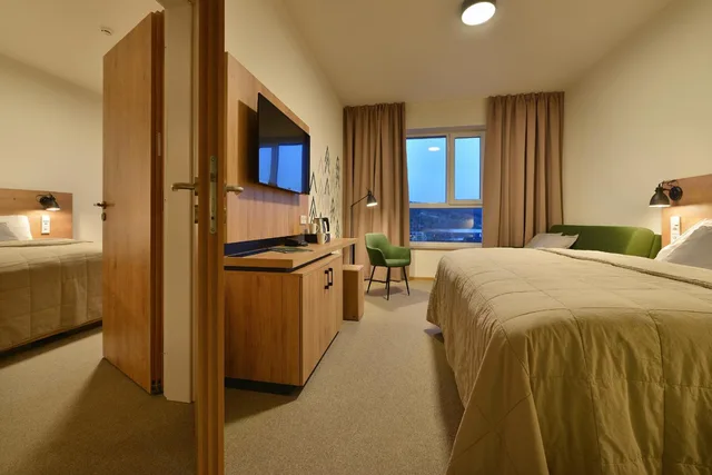 غرفة متصلة عائلية بسريرين كوين مع أريكة، Hotel Element 1/1