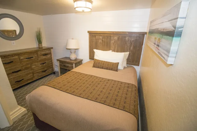 Room, Queen and Twin Beds, River Front, Sofa, Ground Floor، Capitola Venetian Hotel 6/7
