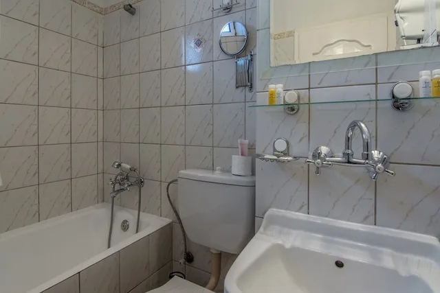 غرفة قياسية بسرير كوين بإطلالة على المدينة مع أريكة، Villa List 7/9