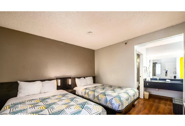 2 Full Beds - ADA/RI Shower/Micfridge, Motel6 Wethersfield, CT - Hartford 2/5