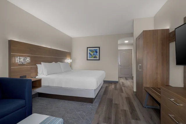 غرفة قياسية بسرير كينج مع أريكة، Holiday Inn Express Myrtle Beach-Broadway at the Beach 2/4