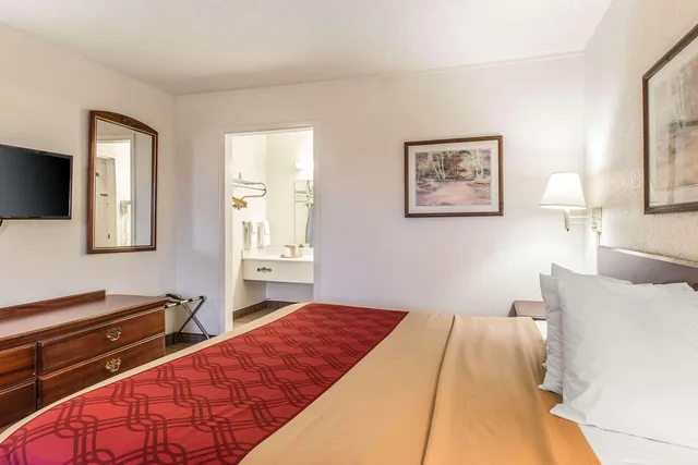 جناح بسرير كينج، Econo Lodge Thomasville 3/3