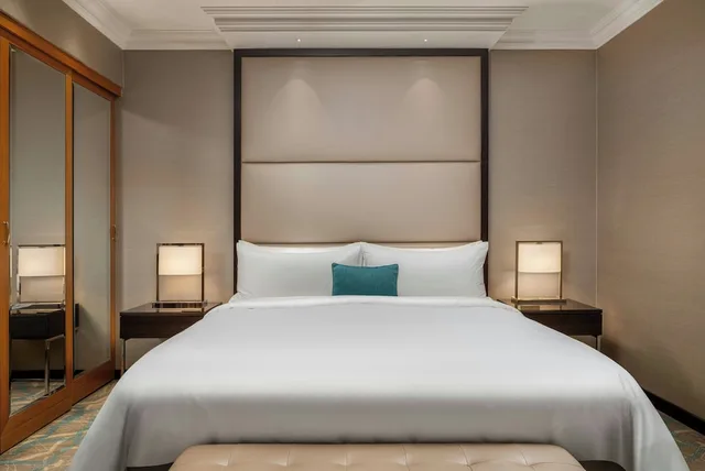 جناح عائلي تنفيذي بسريرين مزدوجين بغرفتي نوم مع دخول الصالة، JW MARRIOTT BUCHAREST GRAND HOTEL 1/9