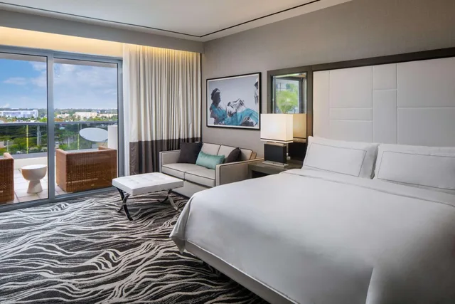 غرفة بسرير كينج بشرفة مع أريكة، Hilton Aventura Miami 1/3