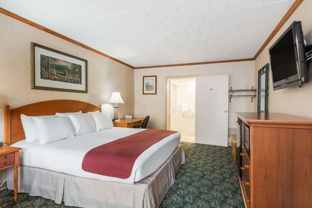 Room, King Bed, No Window، Ramada by Wyndham State College Hotel & Conference Center 1/10