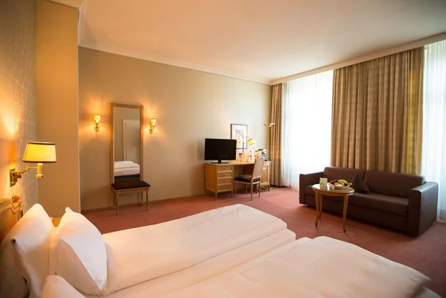 غرفة ديلوكس بسريرين منفصلين وسرير كينج بإطلالة على الجبل بشرفة مع أريكة، Grand Hotel Beau Rivage 4/8
