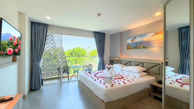 غرفة ديلوكس بسرير كينج بإطلالة على المدينة بشرفة، Clarian Hotel Beach Patong 9/10