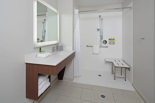 جناح بسرير كينج لذوي الإعاقة، Holiday Inn Express Hotel Suites Seattle Sea Tac Airport 2/2
