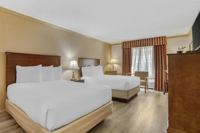غرفة رباعية بسريرين مزدوجين لذوي الإعاقة، Best Western Plus Morristown Inn 4/6