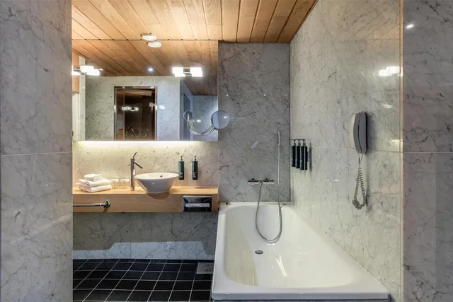 جناح رئاسي بسرير مزدوج بإطلالة على البحر بمطبخ صغير، Hilton Helsinki Kalastajatorppa 2/3
