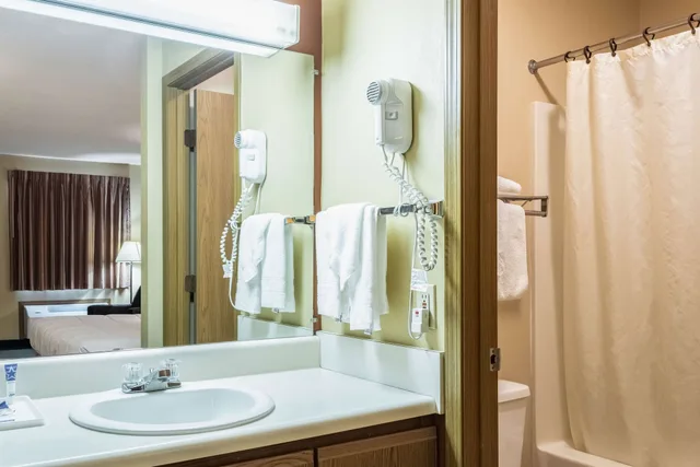 جناح بسرير كينج بحوض جاكوزي، Americas Best Value Inn Suites St Marys 2/2