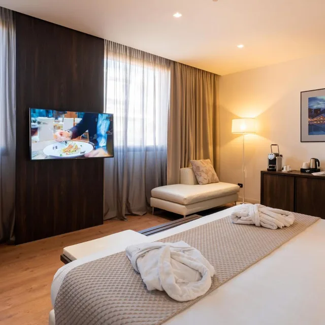 جناح جونيور، Savhotel Aemilia Bologna 4/5