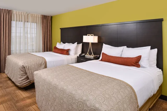 جناح بسرير كينج وسريرين كوين بغرفتي نوم بمطبخ، Staybridge Suites Merrillville 1/6