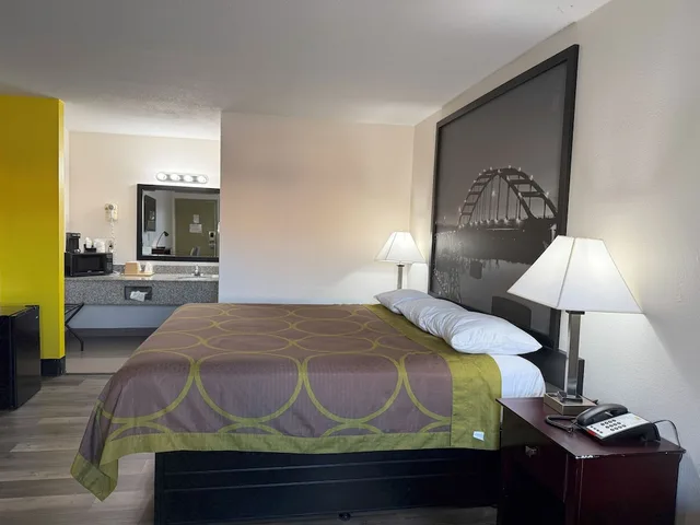 غرفة قياسية بسرير كينج، Super 8 By Wyndham Monticello Ar 5/7