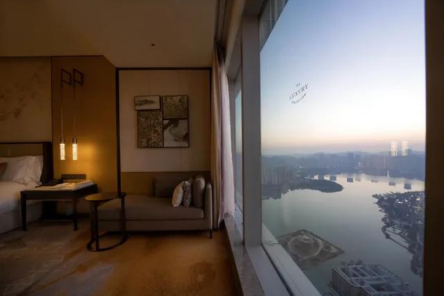 غرفة ديلوكس بسرير مزدوج بإطلالة على البحيرة، MEIXI LAKE HOTEL, A LUXURY COLLECTION HOTEL, CHANGSHA 2/2