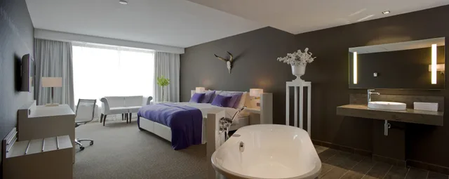 غرفة كومفورت بسريرين منفصلين وسرير كوين بحوض استحمام، Van der Valk Hotel Apeldoorn De Cantharel 2/3
