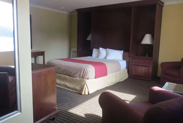 Room, Queen Bed, Travelodge by Wyndham Stratton 1/1