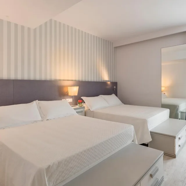 غرفة رباعية، Hotel Fedora 4/10