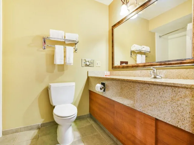 غرفة بسرير كوين، Oyo Townhouse Oklahoma City Airport 6/6