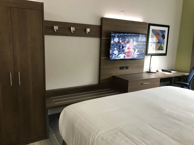 غرفة قياسية بسرير كينج لذوي الإعاقة، Holiday Inn Express Naples South I 75 2/5