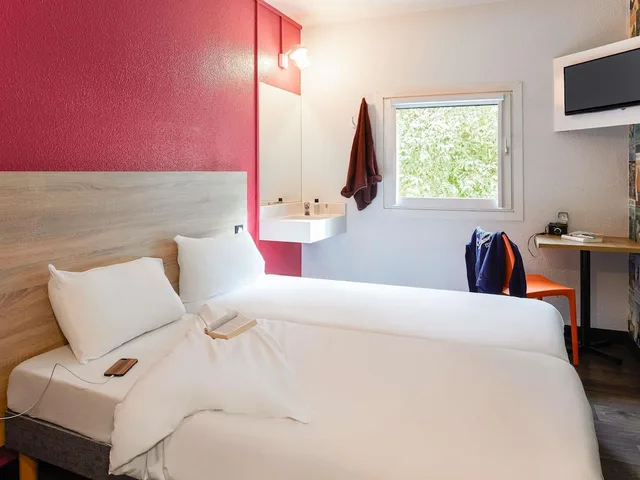 Car, Twin Beds, Side View، hotelF1 Moret Fontainebleau 3/6