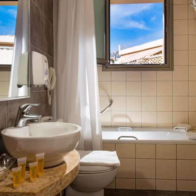 غرفة تنفيذية بسرير مزدوج بإطلالة على البحر، Marin Hotel 8/9
