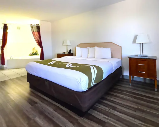 جناح بسرير كينج مع أريكة، Quality Inn Suites Lake Havasu City 7/8
