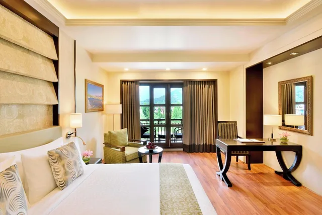 غرفة بسرير كينج للمدخنين، Four Points By Sheraton Srinagar 1/3