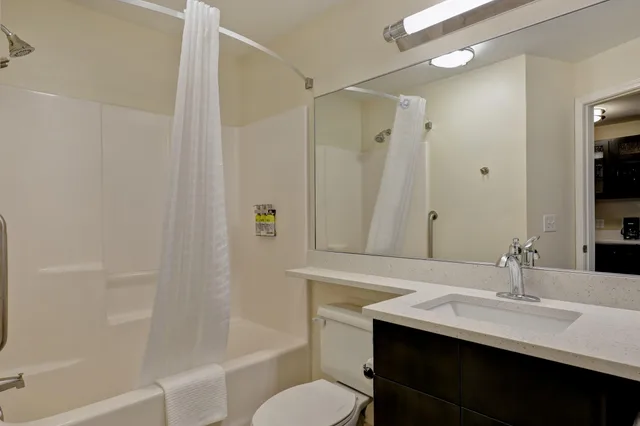 جناح بسرير كوين بغرفة نوم واحدة مع أريكة، Candlewood Suites Indianapolis - South 2/3