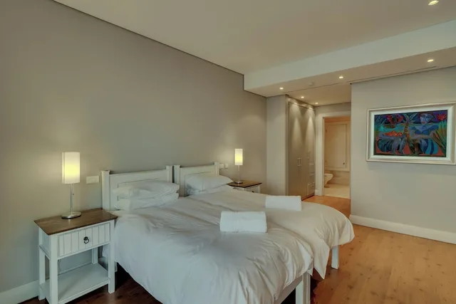 غرفة بريميير فاخرة بسرير كينج وسريرين منفصلين بغرفتي نوم بمسبح خاص، Mountain Marina Luxury Apartments 3/8