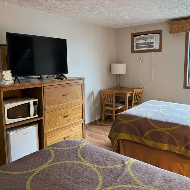 Deluxe, 2 Double Beds, Super 8 By Wyndham Chaska 6/10