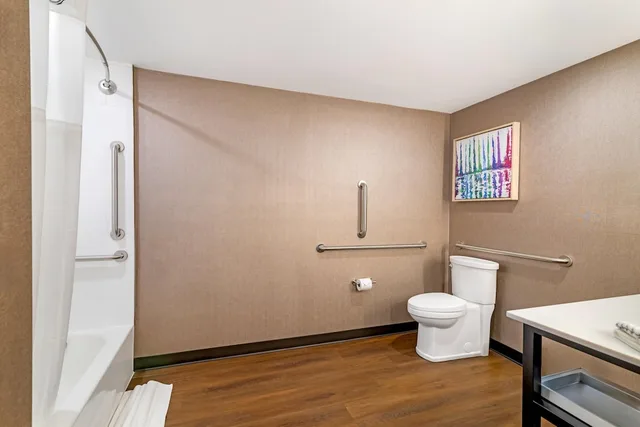 جناح بسرير كينج لذوي الإعاقة، Cambria Hotel & Suites Plymouth 5/5