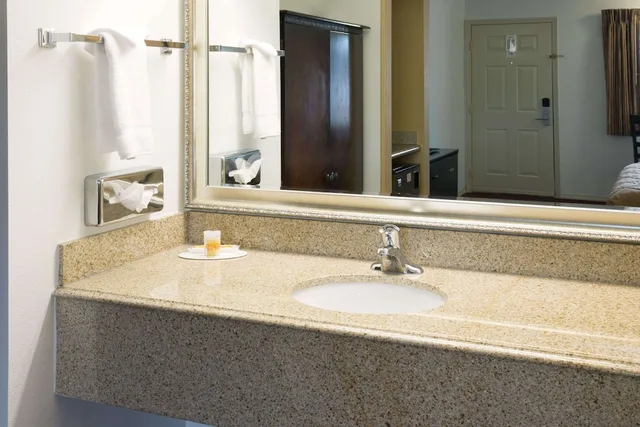غرفة قياسية بسرير كينج، Days Inn by Wyndham Newport OR 2/2