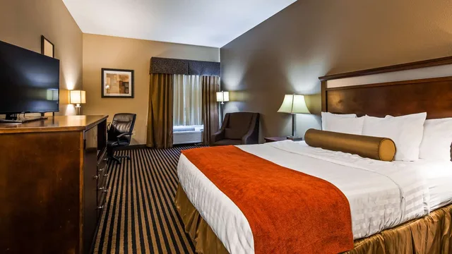 غرفة بسرير كينج بحوض استحمام لذوي الإعاقة، Best Western Plus Prairie Inn 3/8