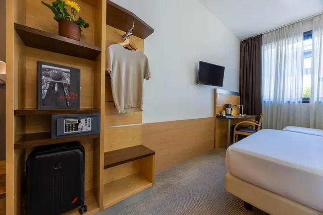 غرفة ثلاثية بسرير مزدوج وسرير فردي، Ih Hotels Milano Gioia 4/5