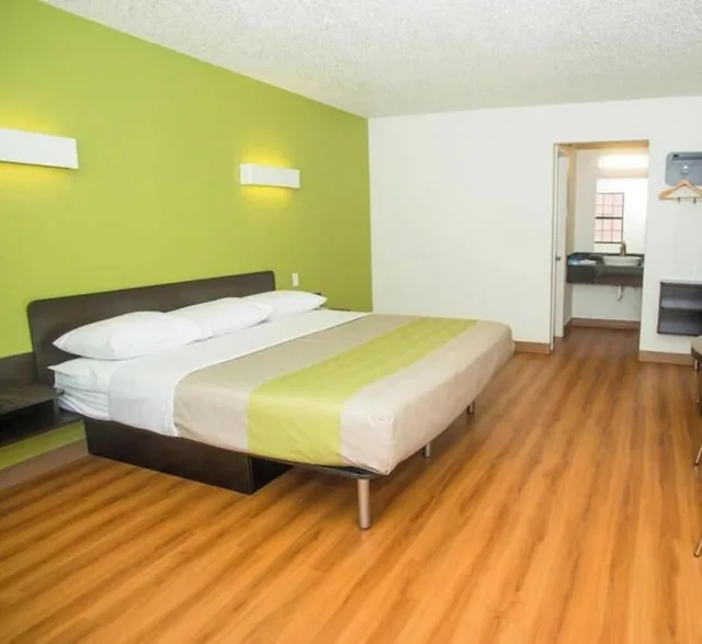 غرفة ديلوكس بسرير كينج بمطبخ صغير للمدخنين، Motel6 Palestine, TX 2/7