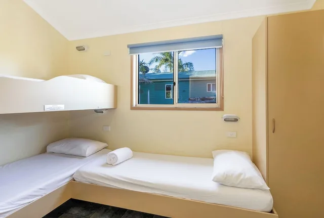 كابينة بسرير كوين وسرير فردي وسرير بطابقين، Reflections Holiday Park Forster Beach 3/3