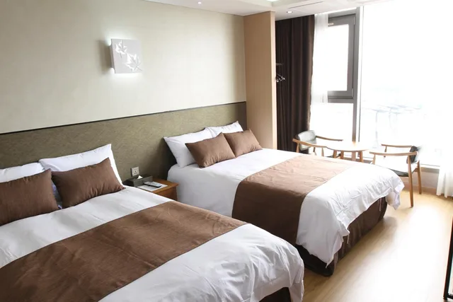 Deluxe, Twin Beds, Black Sands Hotel 2/4
