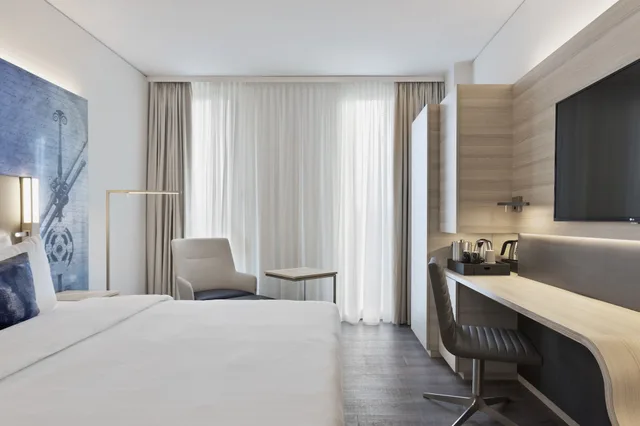 Deluxe, King Bed, Courtyard Munich Garching 2/3