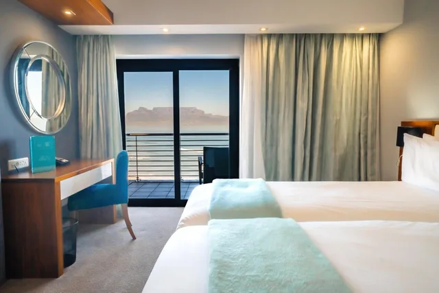 غرفة بسريرين منفصلين بشرفة، Blaauwberg Beach Hotel 3/6