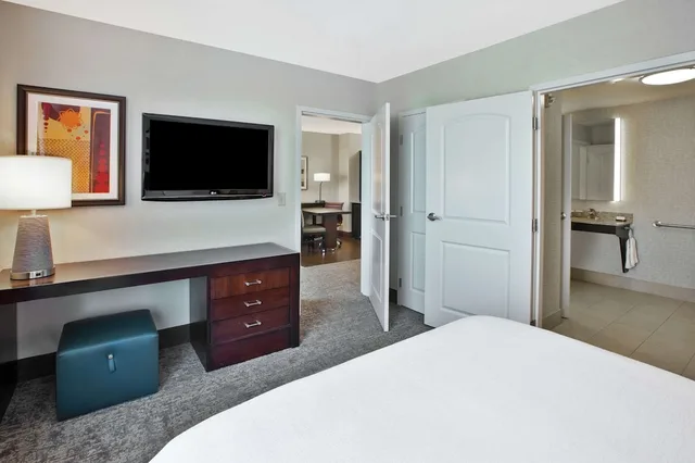 جناح بسرير كوين مع أريكة لذوي الإعاقة، Embassy Suites Columbus - Airport 1/2
