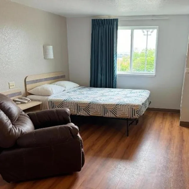 غرفة بسرير كوين للمدخنين، Motel6 Avoca, IA 5/10